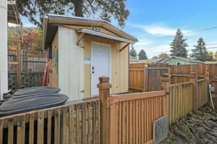 1010 W Luellen Dr, Roseburg, OR 97471 - Photo 45