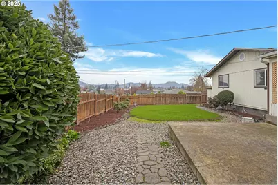 1010 W Luellen Dr, Roseburg, OR 97471 - Photo 7