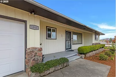 1010 W Luellen Dr, Roseburg, OR 97471 - Photo 5