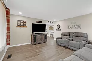 1010 W Luellen Dr, Roseburg, OR 97471 - Photo 13