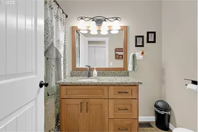 1010 W Luellen Dr, Roseburg, OR 97471 - Photo 39