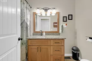 1010 W Luellen Dr, Roseburg, OR 97471 - Photo 39