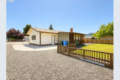 551 Agate St, Sutherlin, OR 97479 - Photo 9