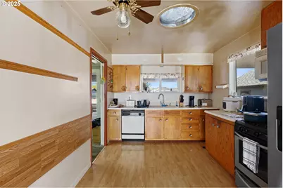 2812 W Sanders Ave, Roseburg, OR 97471 - Photo 11