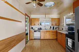 2812 W Sanders Ave, Roseburg, OR 97471 - Photo 11