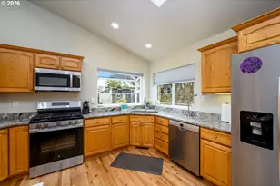 658 Ryan Heights Ln, Roseburg, OR 97470 - Photo 13