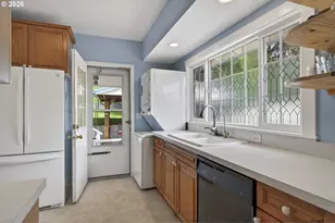 1327 SE Main St, Roseburg, OR 97470 - Photo 11