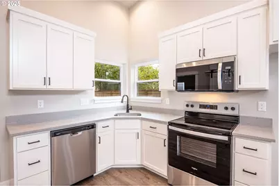 1380 Jacobs Dr, Eugene, OR 97402 - Photo 7