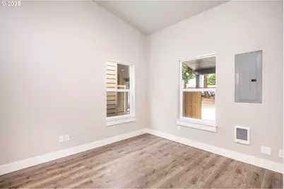 1380 Jacobs Dr, Eugene, OR 97402 - Photo 9