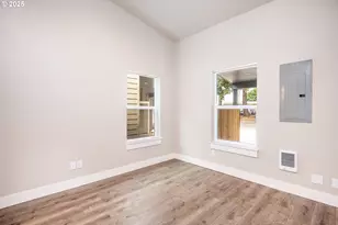 1380 Jacobs Dr, Eugene, OR 97402 - Photo 9