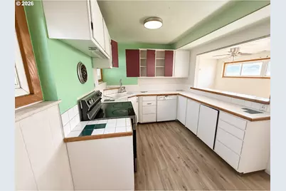18721 SE Caruthers St, Portland, OR 97233 - Photo 9