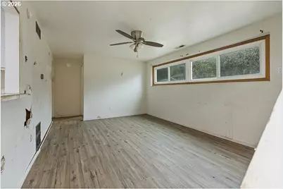 18721 SE Caruthers St, Portland, OR 97233 - Photo 5