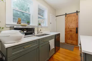 565 SE 4th St, Toledo, OR 97391 - Photo 9