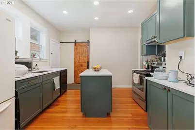 565 SE 4th St, Toledo, OR 97391 - Photo 9