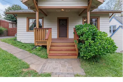 565 SE 4th St, Toledo, OR 97391 - Photo 3