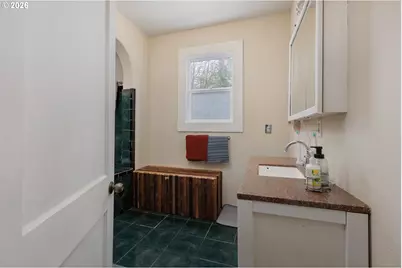 565 SE 4th St, Toledo, OR 97391 - Photo 13