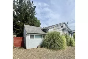 1443 NW Fairmount St, Roseburg, OR 97470 - Photo 3