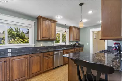 13725 NE Fremont Ct, Portland, OR 97230 - Photo 7