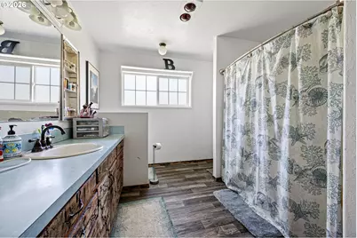 402 N D St, Lowell, OR 97452 - Photo 21