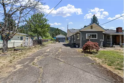 402 N D St, Lowell, OR 97452 - Photo 3