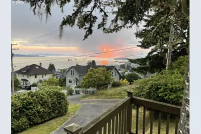 907 5th St, Astoria, OR 97103 - Photo 17
