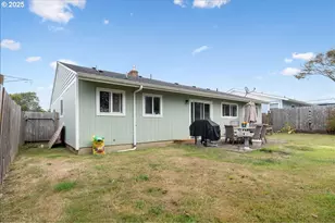 240 NE 10th Ct, Newport, OR 97365 - Photo 23