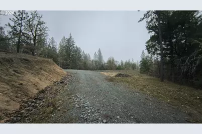 2100 Saratoga Way, Grants Pass, OR 97526 - Photo 15