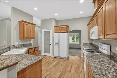 948 Black Wolf Ln, Eagle Point, OR 97524 - Photo 11