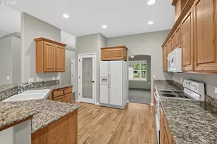 948 Black Wolf Ln, Eagle Point, OR 97524 - Photo 11