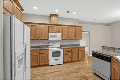 948 Black Wolf Ln, Eagle Point, OR 97524 - Photo 9