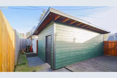 436 E 7th St, Coquille, OR 97423 - Photo 11