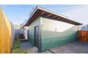 436 E 7th St, Coquille, OR 97423 - Photo 11