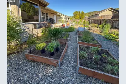 2409 SE Chinaberry Ave, Roseburg, OR 97470 - Photo 23