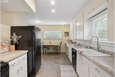 1235 SW Cheltenham St, Portland, OR 97239 - Photo 17