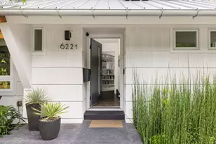 6221 SE Ash St, Portland, OR 97215 - Photo 3