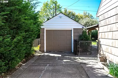 8922 SE Market St, Portland, OR 97216 - Photo 25