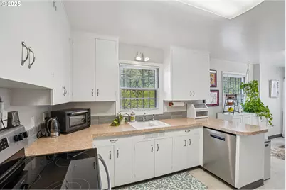 10985 SE Holgate Blvd, Portland, OR 97266 - Photo 9