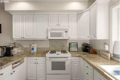 11338 SW Capitol Hwy, Portland, OR 97219 - Photo 9