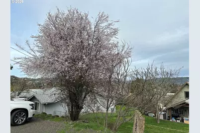 1387 NW Grove St, Roseburg, OR 97471 - Photo 5