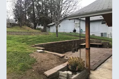 1387 NW Grove St, Roseburg, OR 97471 - Photo 3