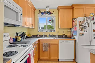 1315 Rainier Rd, Woodburn, OR 97071 - Photo 9