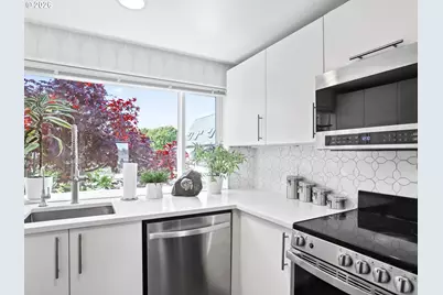 81 N Hayden Bay Dr, Portland, OR 97217 - Photo 13