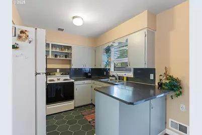 5425 N Syracuse St, Portland, OR 97203 - Photo 9