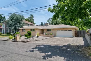 2042 SE 138th Ave, Portland, OR 97233 - Photo 3
