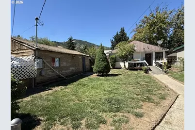 813 NE Broadway St, Myrtle Creek, OR 97457 - Photo 3