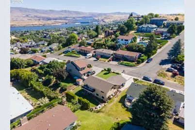 2111 View Ct, The Dalles, OR 97058 - Photo 3