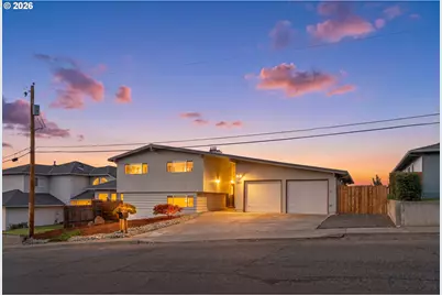 907 E 18th St, The Dalles, OR 97058 - Photo 1