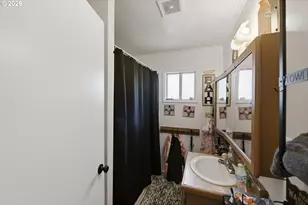 589 10th Ave, Coos Bay, OR 97420 - Photo 35