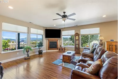 895 Valley Vista St, Sutherlin, OR 97479 - Photo 7