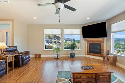 895 Valley Vista St, Sutherlin, OR 97479 - Photo 11